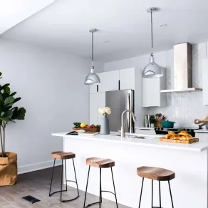 Una cucina piccola con penisola