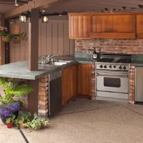 Anche il legno e il marmo sono materiali molto utilizzati per le cucine outdoor in muratura