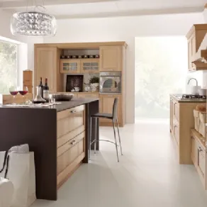 prospettiva di cucina in legno chiaro con bancone centrale e sgabello alto, lampadario design trasparente
