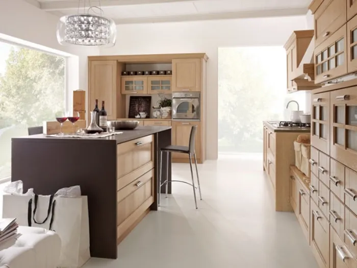 prospettiva di cucina in legno chiaro con bancone centrale e sgabello alto, lampadario design trasparente
