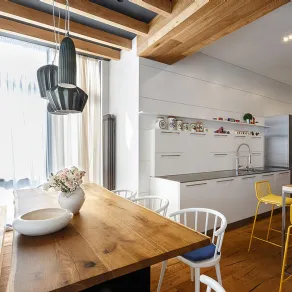 Bianco, legno in essenza e una punta di colore per un ambiente fresco e naturale