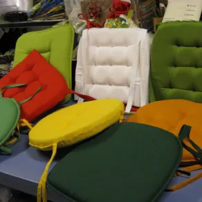 Cuscini colorati per sedie