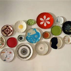 Esempio di parete decorata con piatti