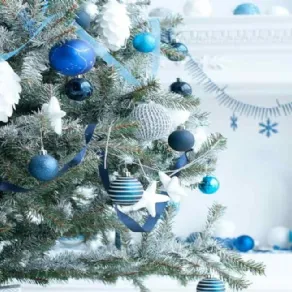 Albero di Natale e decorazioni sulle tonalità del blu