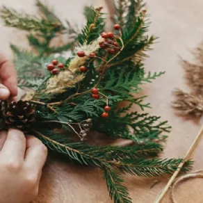Pigne e rami d'abete sono i protagonisti delle decorazioni natalizie sostenibili