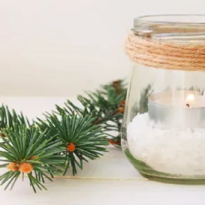Un semplice barattolo di vetro trasformato in portacandela natalizia