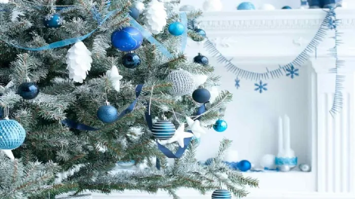 Albero di Natale e decorazioni sulle tonalità del blu