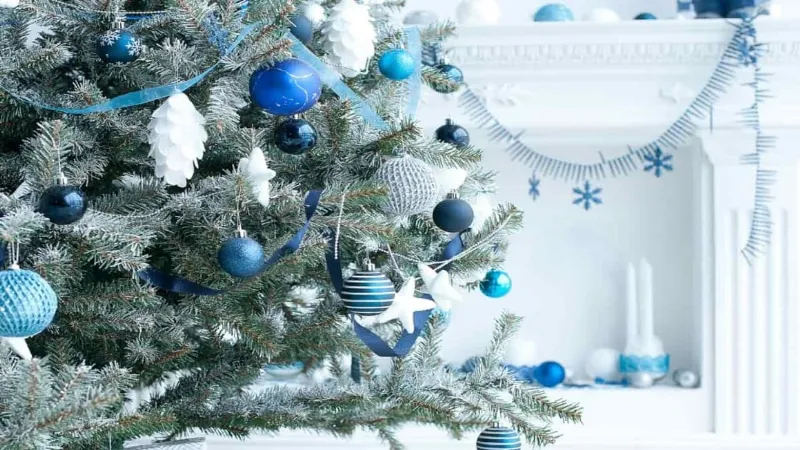 Albero di Natale e decorazioni sulle tonalità del blu