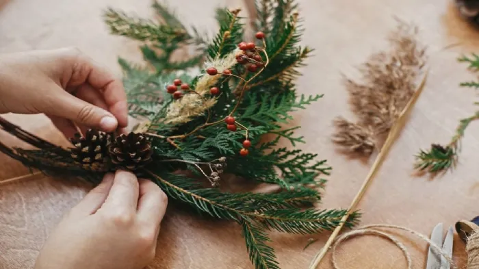 Pigne e rami d'abete sono i protagonisti delle decorazioni natalizie sostenibili