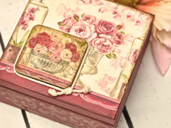 CXome si fa il decoupage su legno