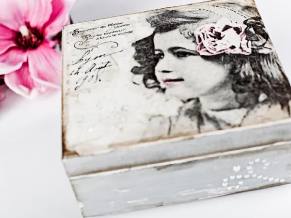 Decoupage su mobili in legno