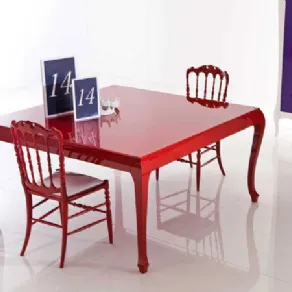 tavolo rosso con sedie