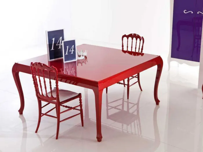 tavolo rosso con sedie