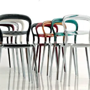 serie di sedute in policarbonato in diversi colori con coprenza lucida