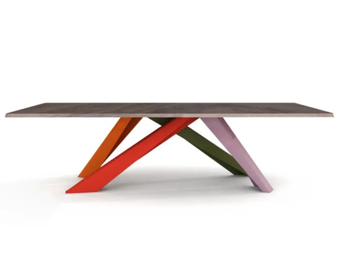 tavolino con piano in legno e gambe in metallo colorate arancio, rosso, verde e rosa.