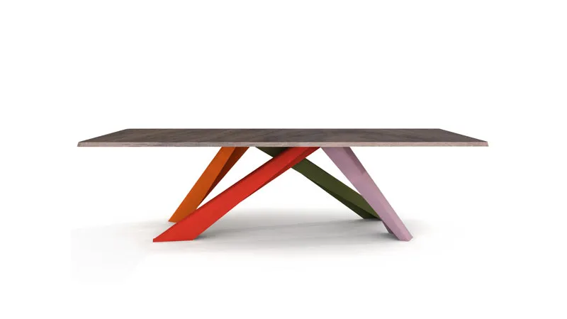 tavolino con piano in legno e gambe in metallo colorate arancio, rosso, verde e rosa.