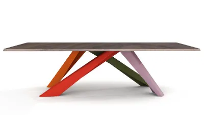 tavolino con piano in legno e gambe in metallo colorate arancio, rosso, verde e rosa.