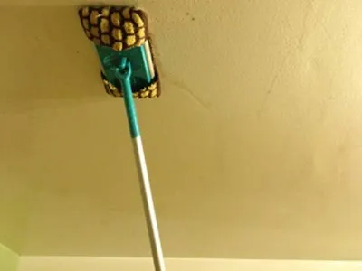 Come pulire il soffitto
