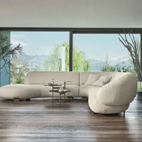 Il divano Pacific di Moroso, con base tondeggiante in abete e faggio e sedute dall'effetto tattile morbido e vellutato