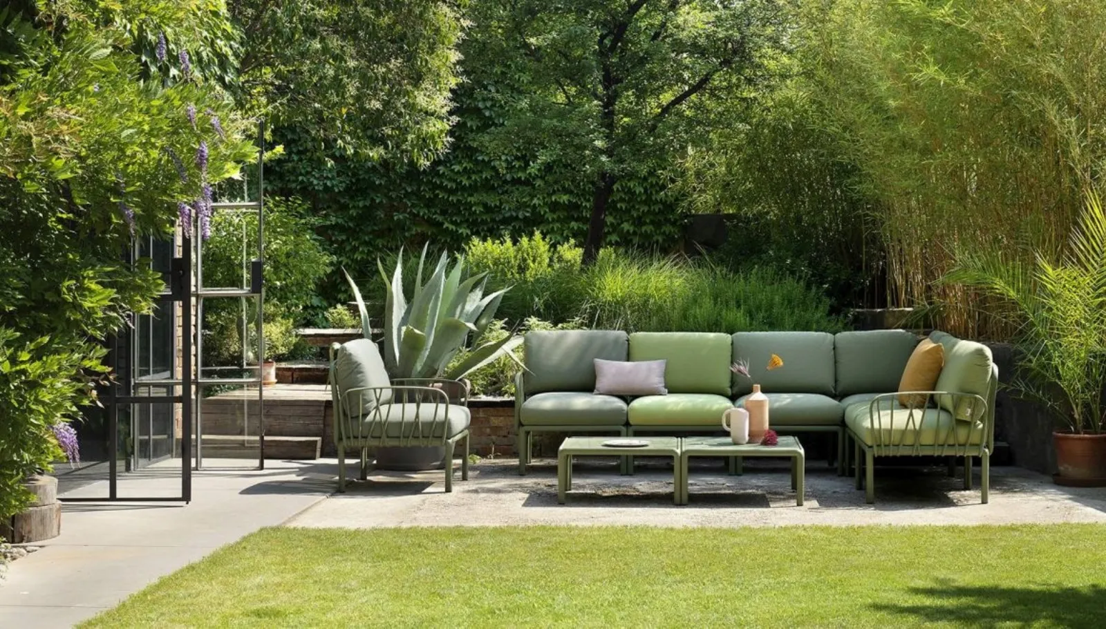 Devi comprare un divano da giardino? Ti aiutiamo noi