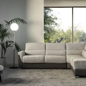 doppia foto con divano letto a due posti color panna chiuso in due versioni: base e con poggioli cilindrici e cuscini
