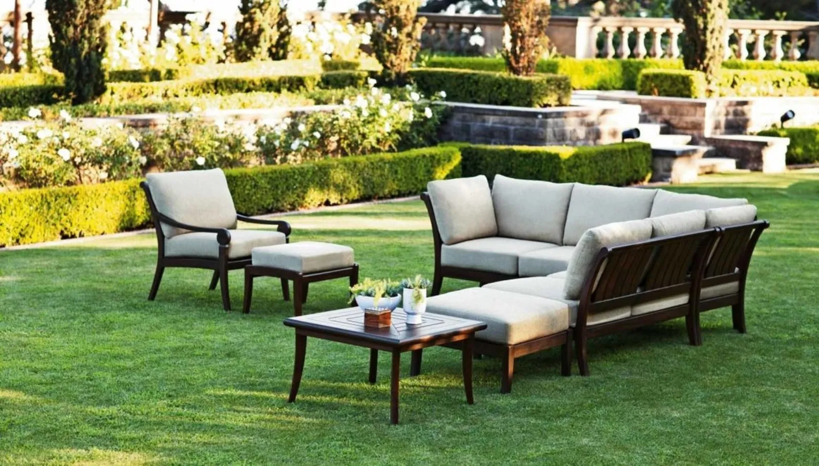 Come scegliere il divano da esterno per il tuo giardino - Arreda il Giardino