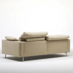 vista posteriore di divano rivestito in tessuto tinta corda con cuscini in coordinato