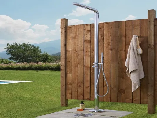 Tutto quello che c'è da sapere per scegliere una doccia da giardino