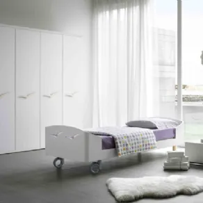 camera da ragazzi con armadio, comodino e pouf bianchi, copri materasso viola e lenzuola a pois