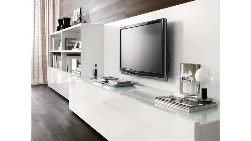 mobile libreria da salotto bianco, tv piatta, pavimento in parquet scuro