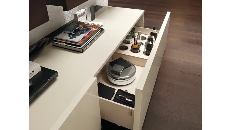 dettaglio di cassettone del mobile cucina color panna con pentole e portacondimenti 