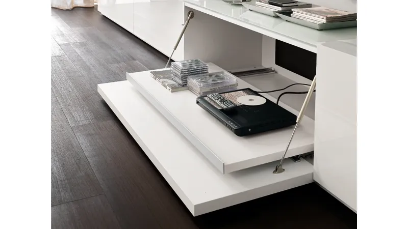 dettaglio di cassettone del mobile cucina color panna con pentole e portacondimenti 