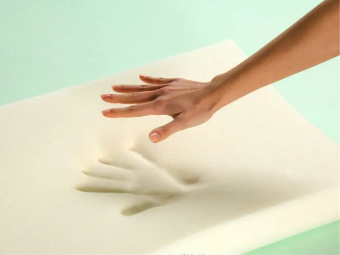 mano con stampo lasciato su materasso in poliuretano