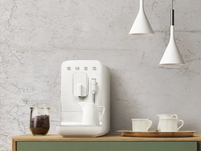 La macchina del caffè espresso automatica della Smeg merita di essere lasciata a vista per il suo design iconico
