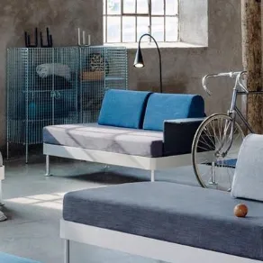 Delaktig di Ikea è una chaise longue con lampada led e tavolino integrati