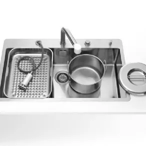 veduta dall'alto di vasca-lavabo in acciaio con pentola e bacinella forata