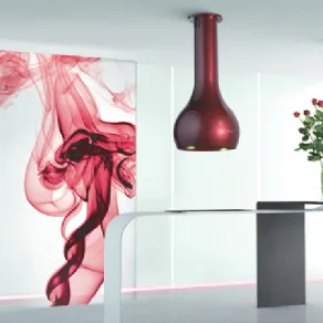 quadro a parete con grafica bordeaux, cappa design da soffitto bordeaux, ripiani laminari bianco e antracite, vaso con rose rosse