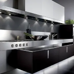 mobile cucina in acciaio con faretti sopra il piano cottura, mobile con scomparti rivestito in nero