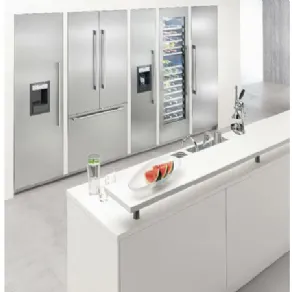 Mobile isola da cucina bianco con lavabo, frigo, congelatore e dispensa vini in acciaio su parete di fondo
