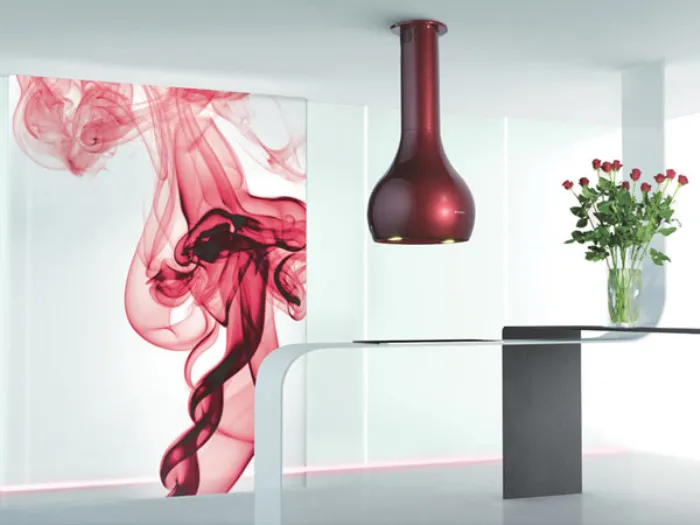 quadro a parete con grafica bordeaux, cappa design da soffitto bordeaux, ripiani laminari bianco e antracite, vaso con rose rosse