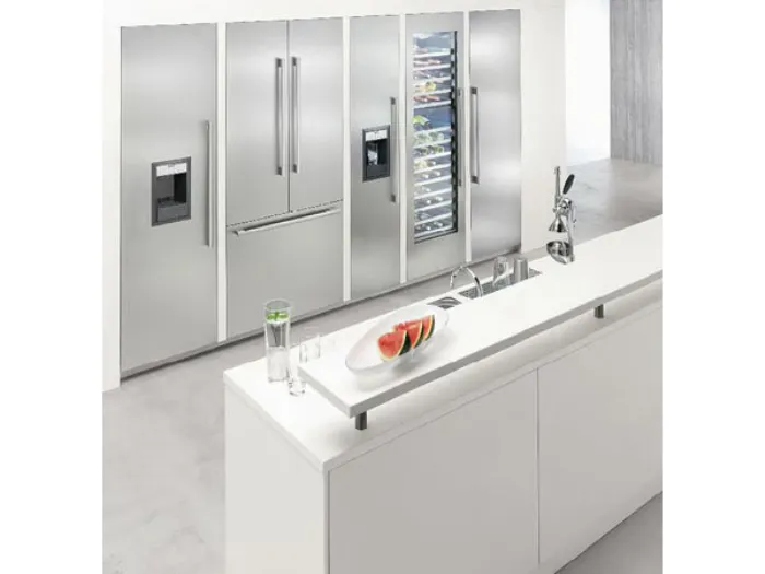 Mobile isola da cucina bianco con lavabo, frigo, congelatore e dispensa vini in acciaio su parete di fondo
