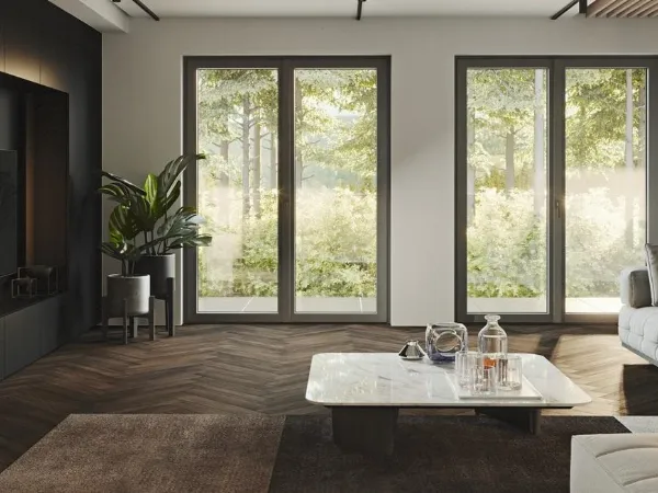 La finestra in PVC Ravia PRO può essere personalizzata con pellicole di tanti colori caldi effetto legno
