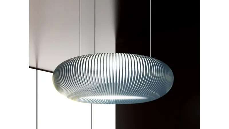 lampadario curvo rivestito a canne con illuminazione a led e sospeso con tre cavi