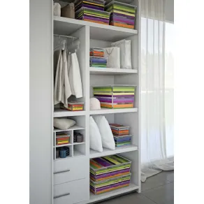 armadiatura con scaffali bianca e contenitori a righe colorate, cuscini, sacchetti e tessuti bianchi