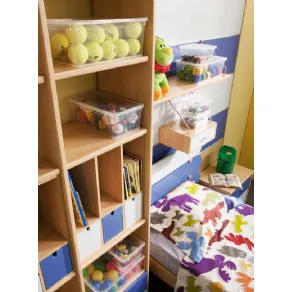 armadio e scaffalature in legno in camera bambino, contenitori trasparenti, e dettagli in legno indaco e bianco