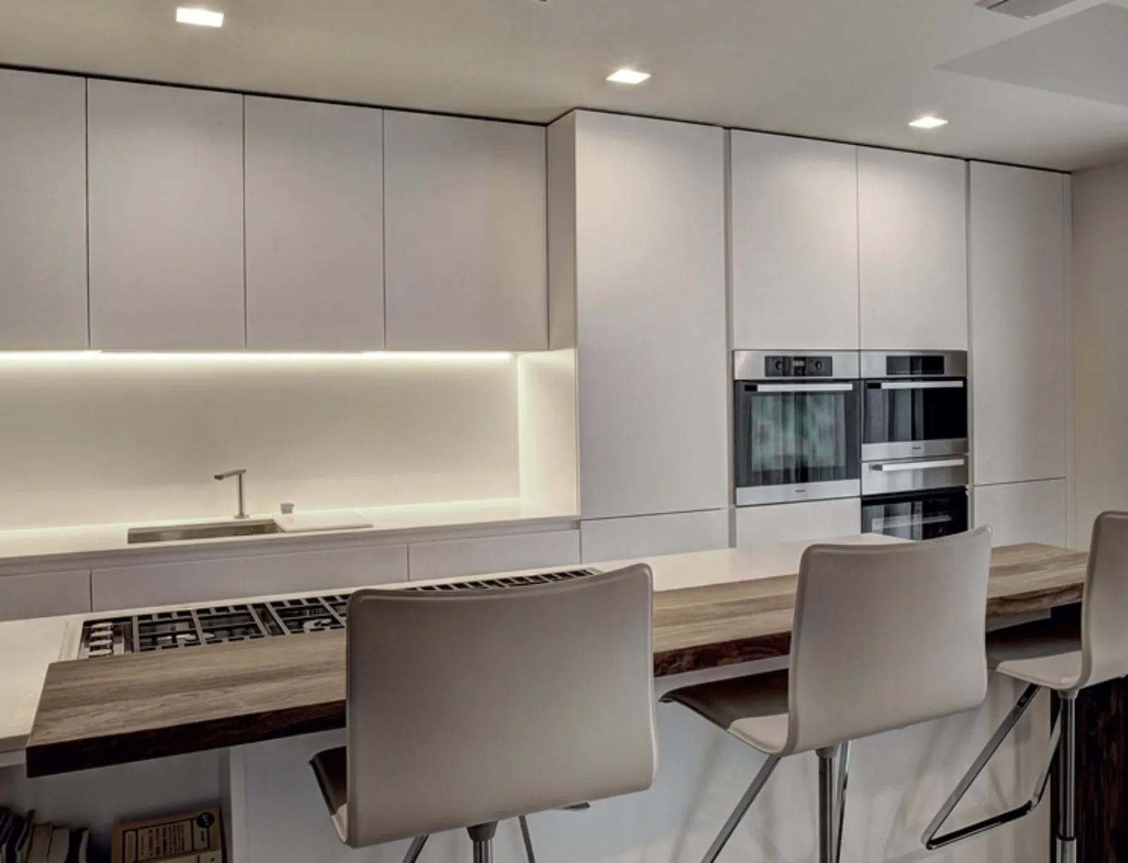 La cucina in stile moderno, illuminata con faretti ad incasso