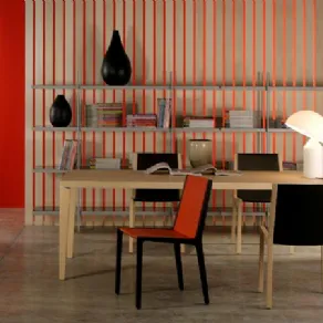 Studio rosso con tavolo lungo