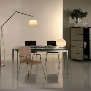 Studio con tavolo in vetro e lampada