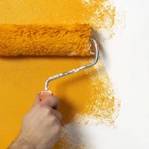 rullo che dipinge giallo