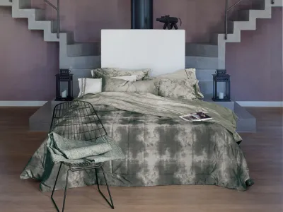 letto con trapunta verde militare